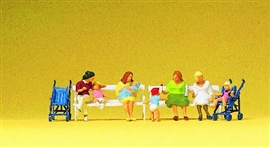 Zdjęcie Siedzące kobiety z dziećmi i wózkami